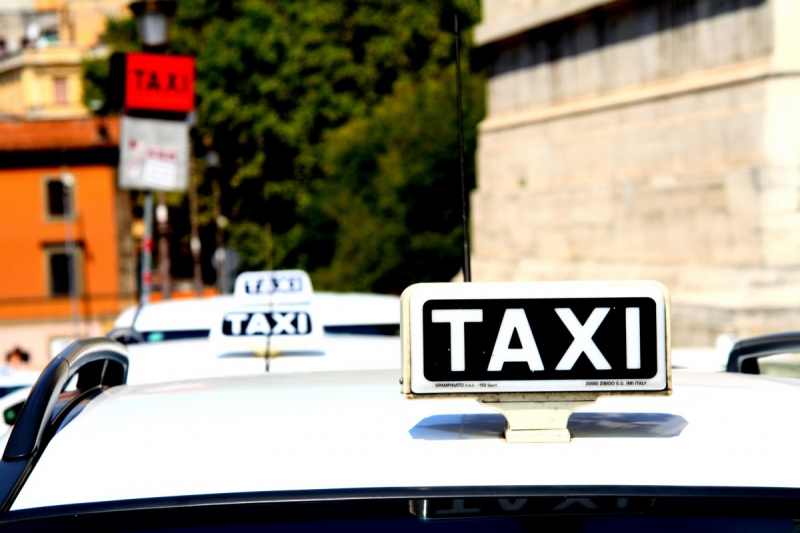 taxis-LA TOUR-min_taxi_auto_rome_road_white-1051610